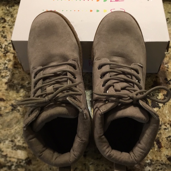 🎀CRB Girls Boots Grey bling 💎on outer sides NWT - Picture 2 of 7